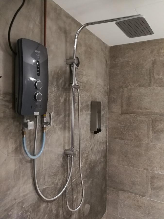 קואלה טרנגאנו The Rise Room מראה חיצוני תמונה A shower with a shower heater